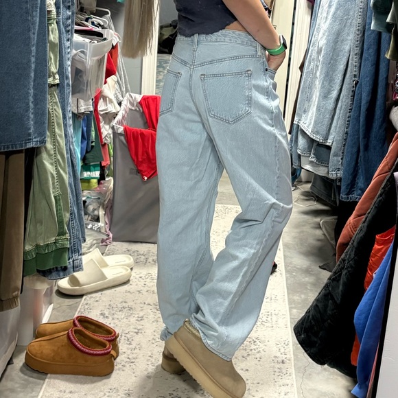 Abercrombie Curve Love The Loose High-Rise Jeans - Picture 4 of 9